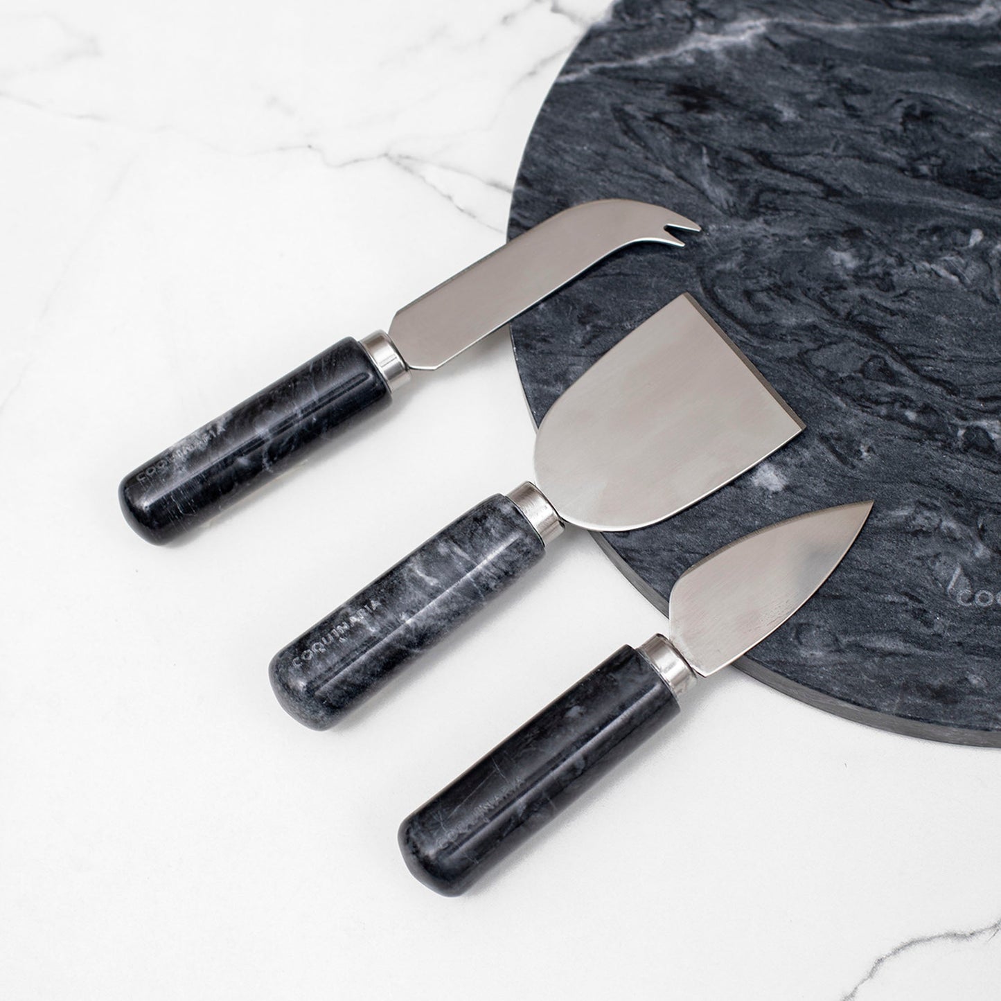 Kit Tabla Quesos 25 cm Mármol + Set 3 cuchillos para Quesos Coquinaria